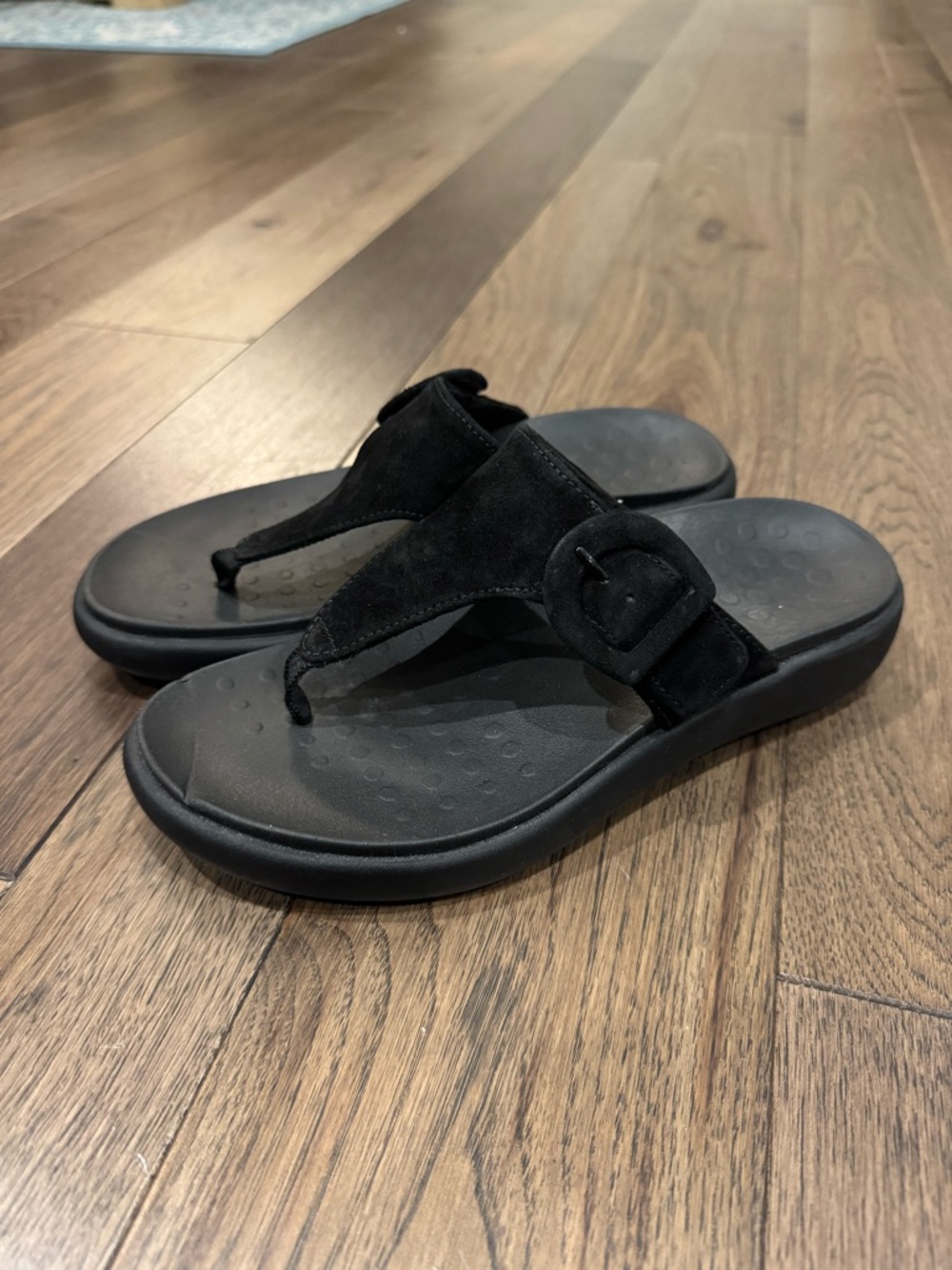 Vionic Recovery Flip Flop Sandals Black with Decorative Buckle